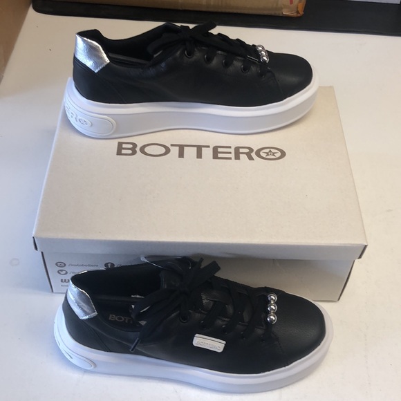 Super comfy leather sneakers in black match any occasions, Limited sizes - Picture 5 of 6